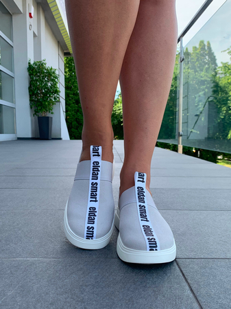 Buty ze skóry welurowej i mikrofibry o sportowym kroju KD MED 117 - szaro-białe